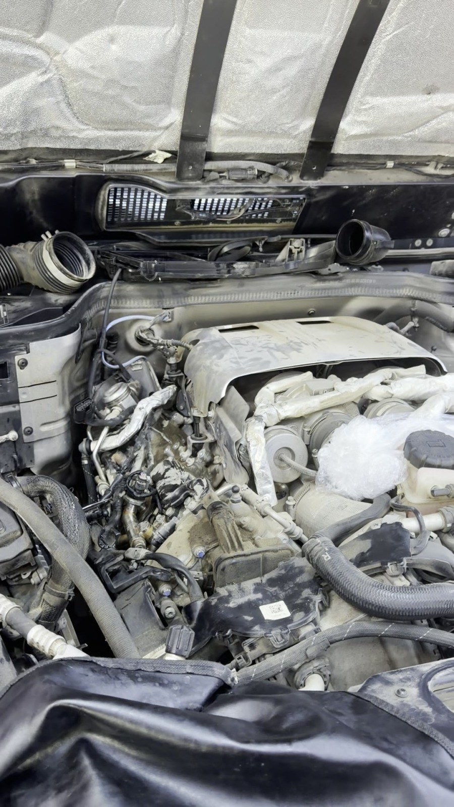 حجرة محرّك مفتوحة للفحص في فيلوكار