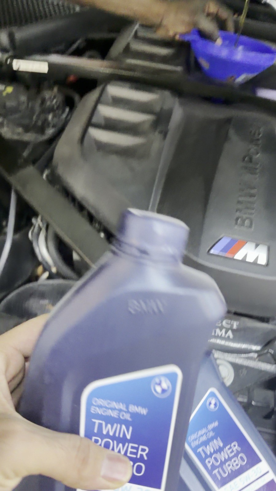 تعبئة زيت محرّك BMW TwinPower Turbo الأصلي في محرّك BMW M أثناء الصيانة في فيلوكار