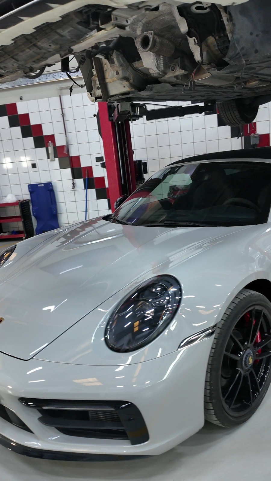 مقدّمة بورشه 911 GTS بيضاء في فيلوكار وقرص الفرامل والكاليبر الأحمر ظاهران خلف الجنط الأسود
