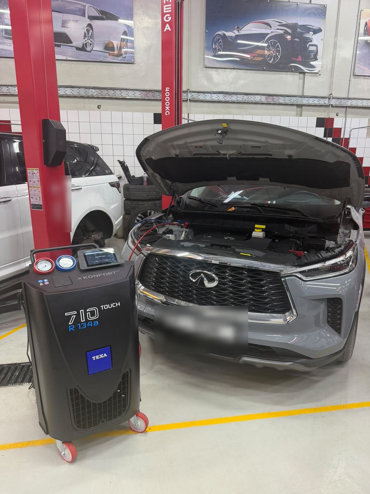 Fully automatic TEXA Konfort AC station connected to an Infiniti QX60 at Velokar Dubai