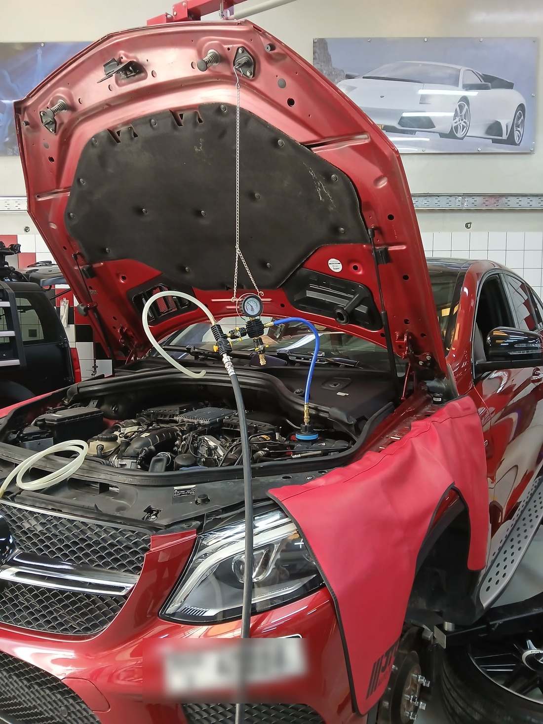 AC pressure testing with manifold gauges on a Mercedes GLE at Velokar Dubai