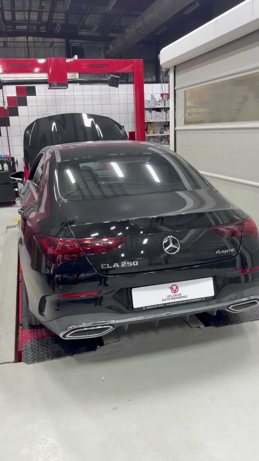 مرسيدس CLA 250 سوداء على رافعة ضبط الزوايا في فيلوكار لإصلاح السيارات، القوز الصناعية 3، دبي